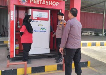 Polisi Polsek Sukalarang Giat Patroli Dialogis Antisipasi Gangguan Kamtibmas Di SPBU