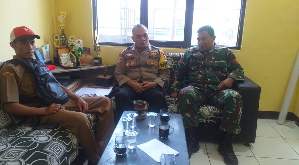 Bhabinkamtibmas Polsek Cireunghas Polres Sukabumi Kota Dengan Babinsa Jalin Kebersamaan Terhadap Warga Masyarakat