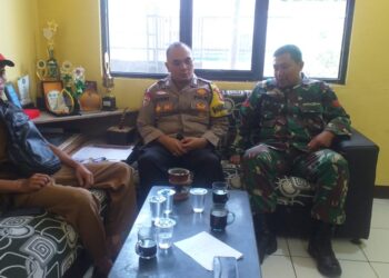 Bhabinkamtibmas Polsek Cireunghas Polres Sukabumi Kota Dengan Babinsa Jalin Kebersamaan Terhadap Warga Masyarakat