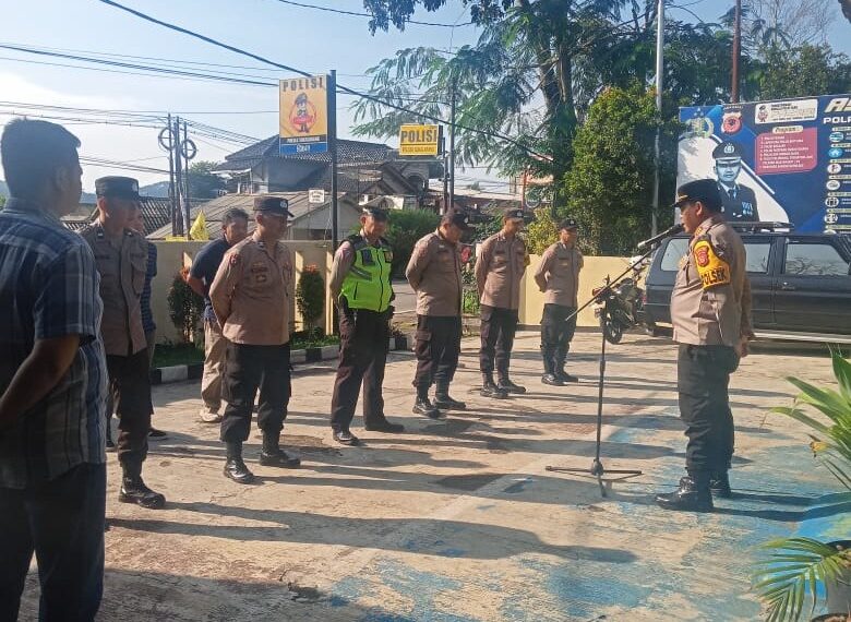 Kapolsek Sukalarang Sampaikan Arahan Kepada Anggota Saat Apel Pagi