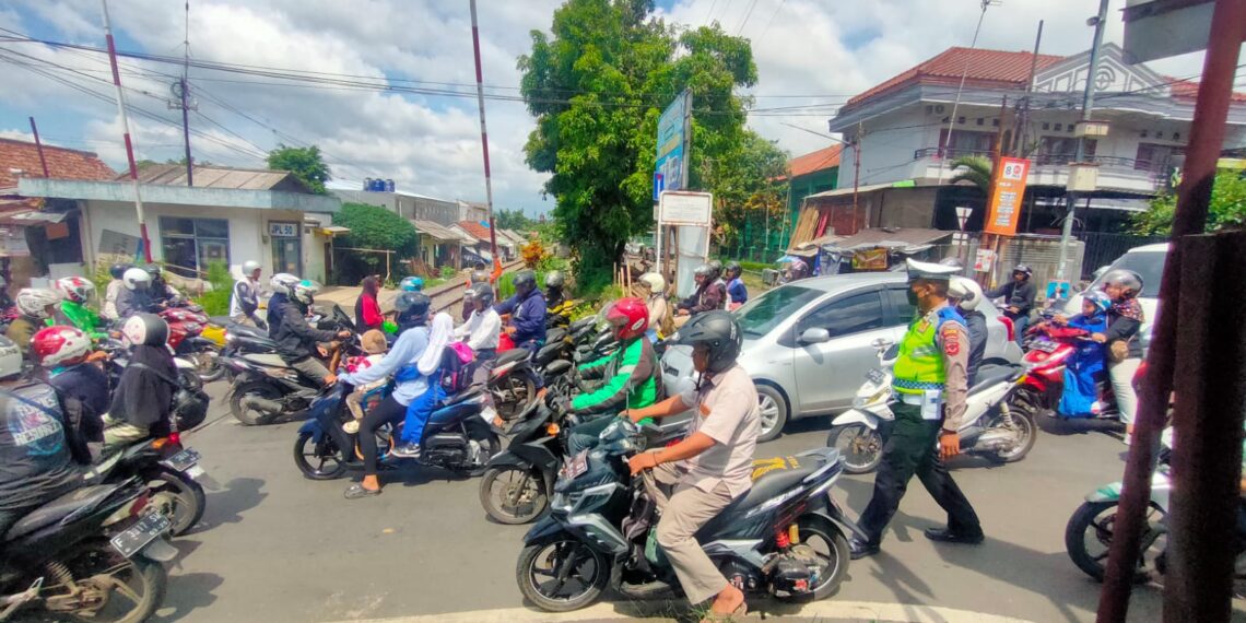 Polsek Warudoyong Gatur Lalu Lintas Paska melintas Kereta Api Pangrango
