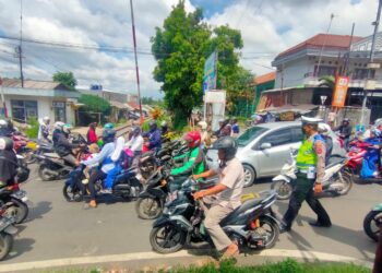 Polsek Warudoyong Gatur Lalu Lintas Paska melintas Kereta Api Pangrango