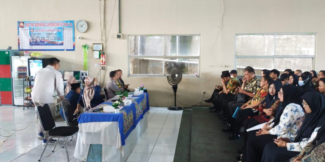 Sinergitas TNI-POLRI Bhabinkamtibmas bersama Babinsa menghadiri Pelantikan Kelompok Penyelenggaraan Pemungutan Suara pada Kelurahan Nanggeleng.