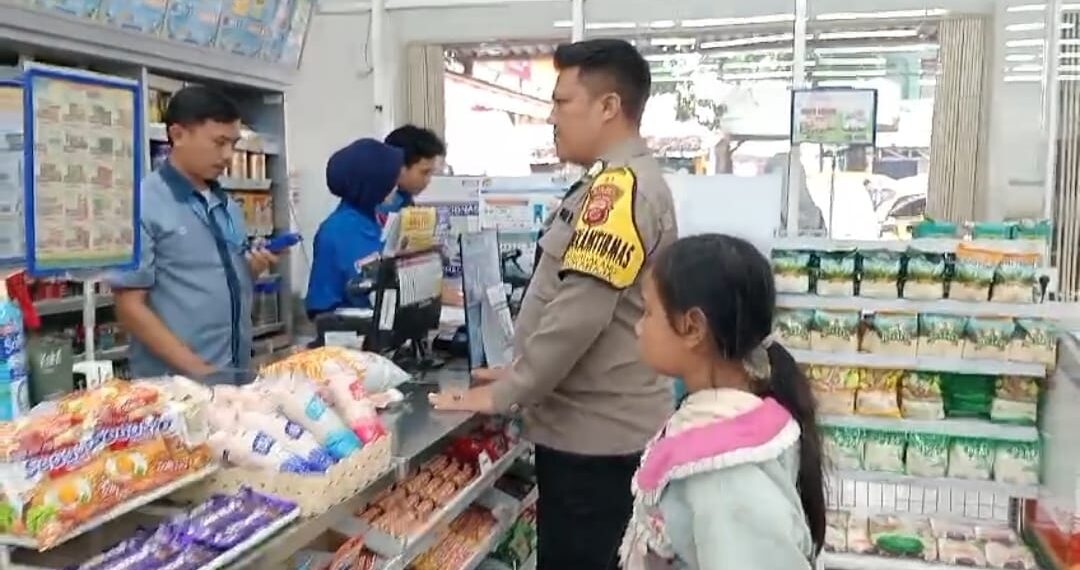 Bantu Warga Yang Membutuhkan Babinkamtibmas Pasirhalang Polsek Sukaraja