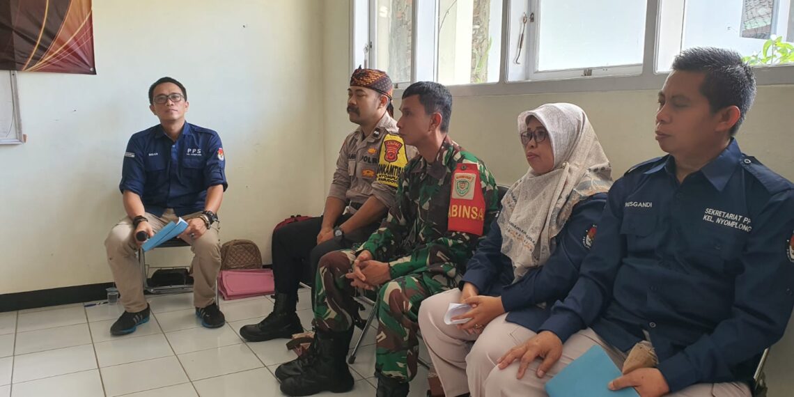 Hadiri Acara Pelantikan Kelompok Penyelenggara Pemungutan Suara (KPPS) Tingkat Kelurahan Warudoyong Ta 2024 Bhabinkamtibmas Kel Nyomplong