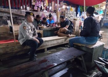 Anggota Unit Samapta Polsek Gunungpuyuh Sambang warung kopi Berikan Himbauan Kamtibmas