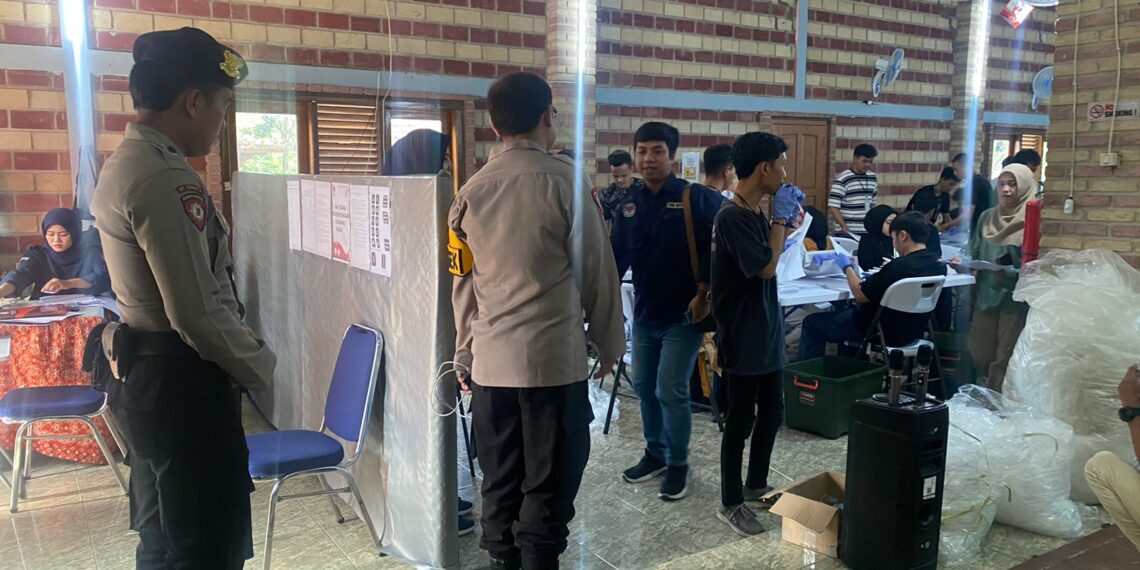 Polsek Warudoyong Polres Sukabumi Kota Kerahkan Sejumlah Personelnya Untuk Amankan Kegiatan Penyortiran Dan Pelipatan Surat Suara Pemilu 2024