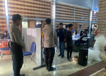 Polsek Warudoyong Polres Sukabumi Kota Kerahkan Sejumlah Personelnya Untuk Amankan Kegiatan Penyortiran Dan Pelipatan Surat Suara Pemilu 2024