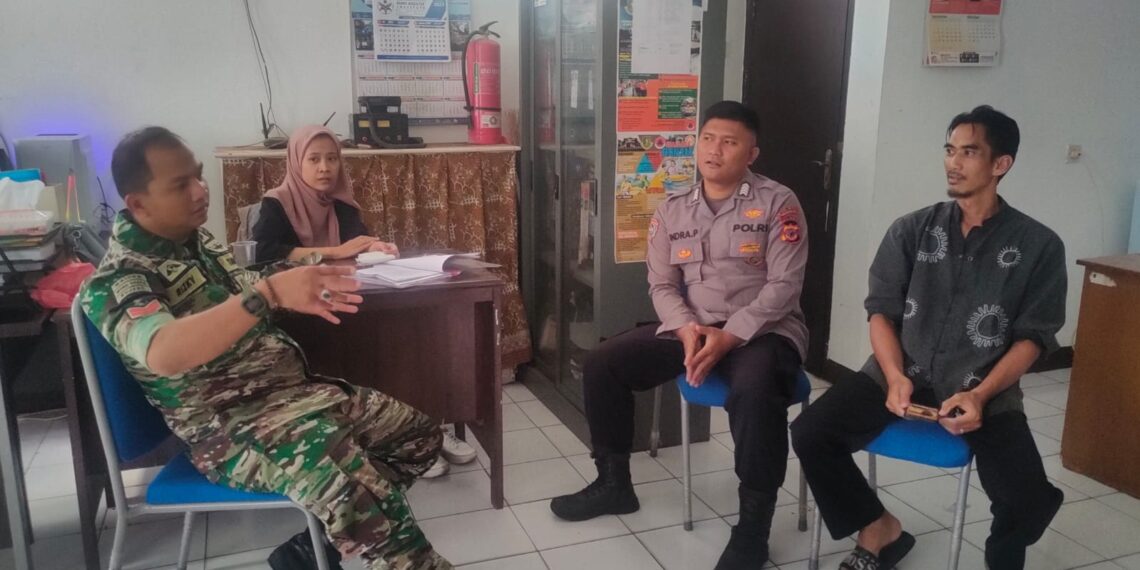 Bhabinkamtibmas Polsek Cikole Beserta Babinsa Laksanakan Giat Sambang Ke Kantor Kelurahan