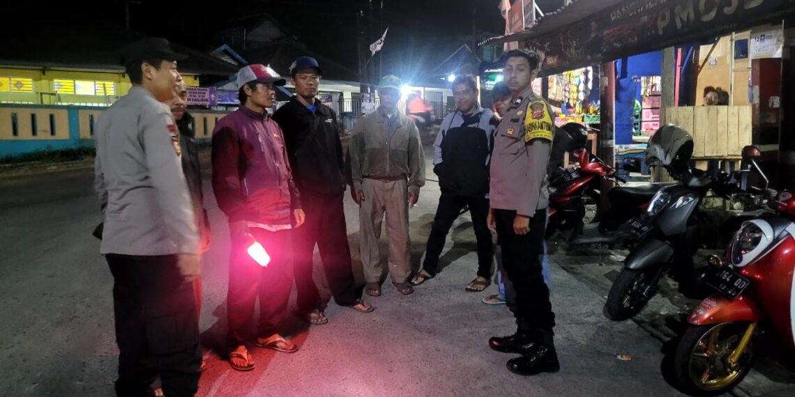 Antisipasi  Kejahatan malam Polisi Melakukan Patroli Himbauan Kepada Masyarakat Yang Masih Nongkrong