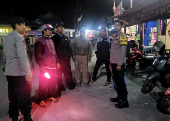 Antisipasi Kejahatan malam Polisi Melakukan Patroli Himbauan Kepada Masyarakat Yang Masih Nongkrong