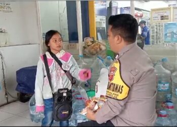 Babinkamtibmas Pasirhalang Polsek Sukaraja Bantu Warga Yang Membutuhkan