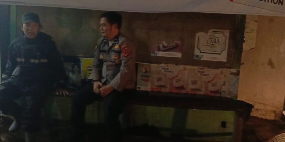 Antisipasi Gukamtibmas, anggota patroli Polsek Warudoyong Polres Sukabumi Kota Gencar Laksanakan Patroli Malam Hari.