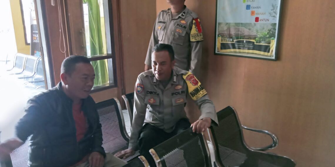 Jalin Kebersamaan, Bhabinkamtibmas Polsek Cireunghas Polress Sukabumi Kota Bersama Babinsa Silaturahmi Dengan Perangkat Desa