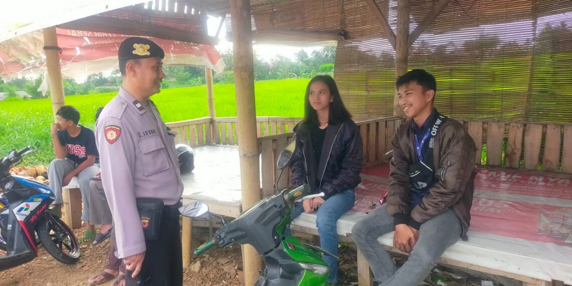 Berikan Himbauan Kamtibmas Unit Samapta Polsek Cibeureum Laksanakan Patroli Dialogis Siang Hari