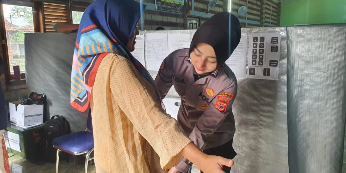 Kerahkan Sejumlah Personelnya Polsek Warudoyong Amankan Kegiatan Penyortiran Dan Pelipatan Surat Suara Pemilu 2024