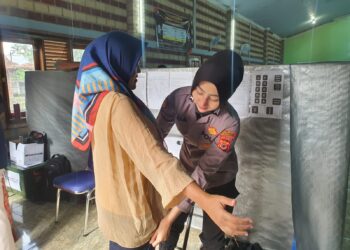 Kerahkan Sejumlah Personelnya Polsek Warudoyong Amankan Kegiatan Penyortiran Dan Pelipatan Surat Suara Pemilu 2024