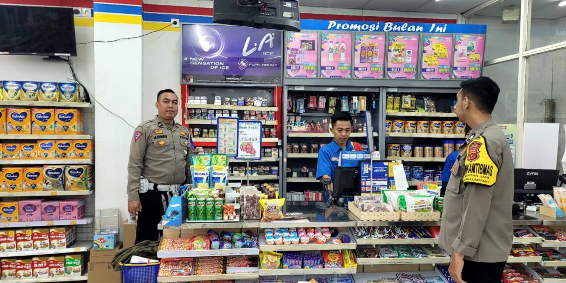 Antisipasi Kerawanan Malam Polsek Sukalarang Laksanakan Patroli Dialogis Kontrol Minimarket