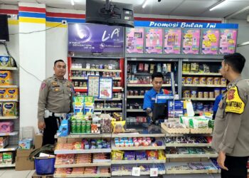 Antisipasi Kerawanan Malam Polsek Sukalarang Laksanakan Patroli Dialogis Kontrol Minimarket