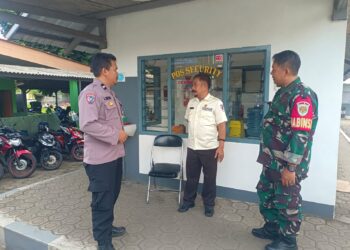 Sinergitas TNI-POLRI Bhabinkamtibmas Kel. Gedongpanjang bersama Babinsa Patroli dialogis dan sambang Warga Binaan