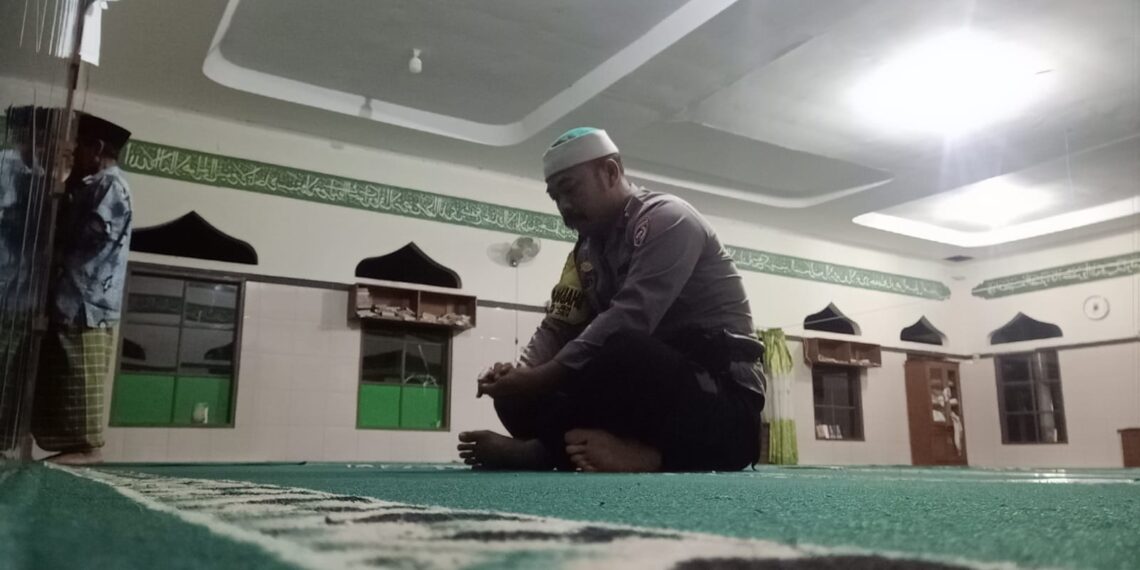Polsek Warudoyong Lakukan Sholat Subuh Berjama’ah Bersama Warga