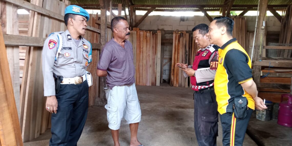 Anggota Polsek Lembursitu Sambang Ke Wilayah Binaannya, Jalin Kedekatan Dengan Tokoh Masyarakat