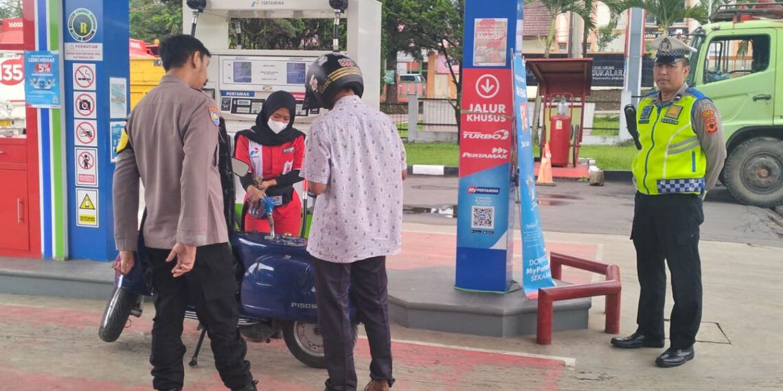 Polisi Polsek Sukalarang Giat Patroli Dialogis Antisipasi Gangguan Kamtibmas Di SPBU