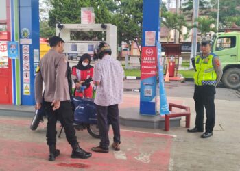 Polisi Polsek Sukalarang Giat Patroli Dialogis Antisipasi Gangguan Kamtibmas Di SPBU