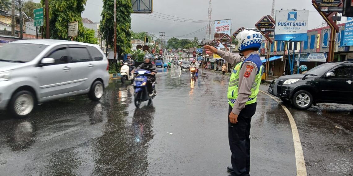 Polsek Sukaraja Polres Sukabumi Kota Turun Langsung Ke Lapangan Gatur Arus Lalu Lintas Di Kala Hujan Deras