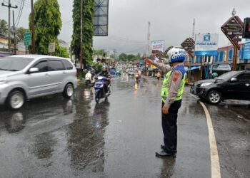 Polsek Sukaraja Polres Sukabumi Kota Turun Langsung Ke Lapangan Gatur Arus Lalu Lintas Di Kala Hujan Deras