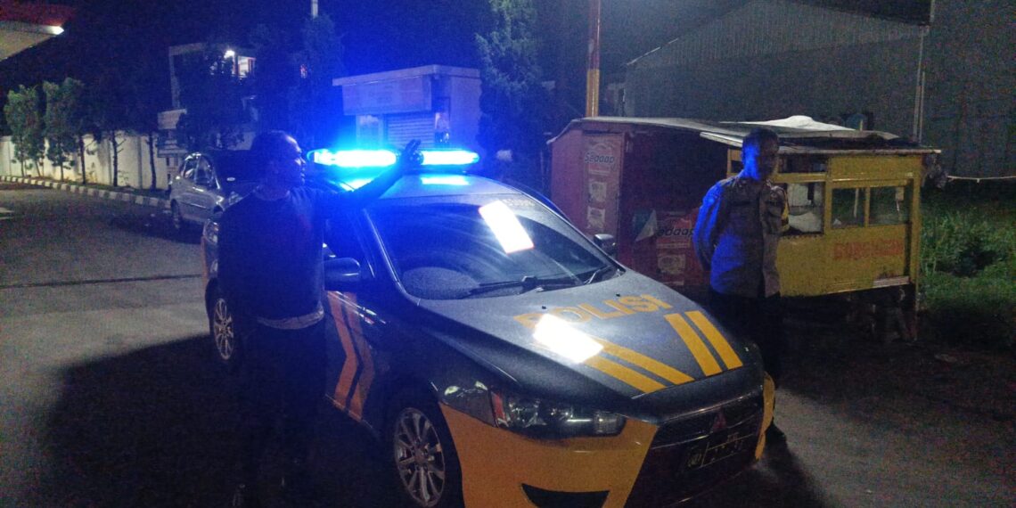 Antisipasi Kerawanan Malam Hari Personil Polsek Cisaat Patroli Malam