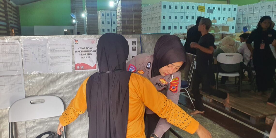Amankan Kegiatan Penyortiran Dan Pelipatan Surat Suara Pemilu 2024 Polsek Warudoyong Polres Sukabumi Kota Kerahkan Sejumlah Personelnya