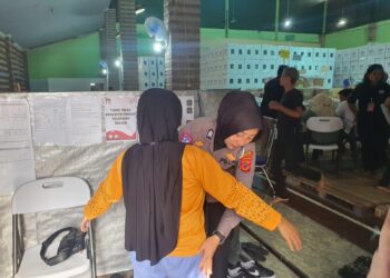 Amankan Kegiatan Penyortiran Dan Pelipatan Surat Suara Pemilu 2024 Polsek Warudoyong Polres Sukabumi Kota Kerahkan Sejumlah Personelnya