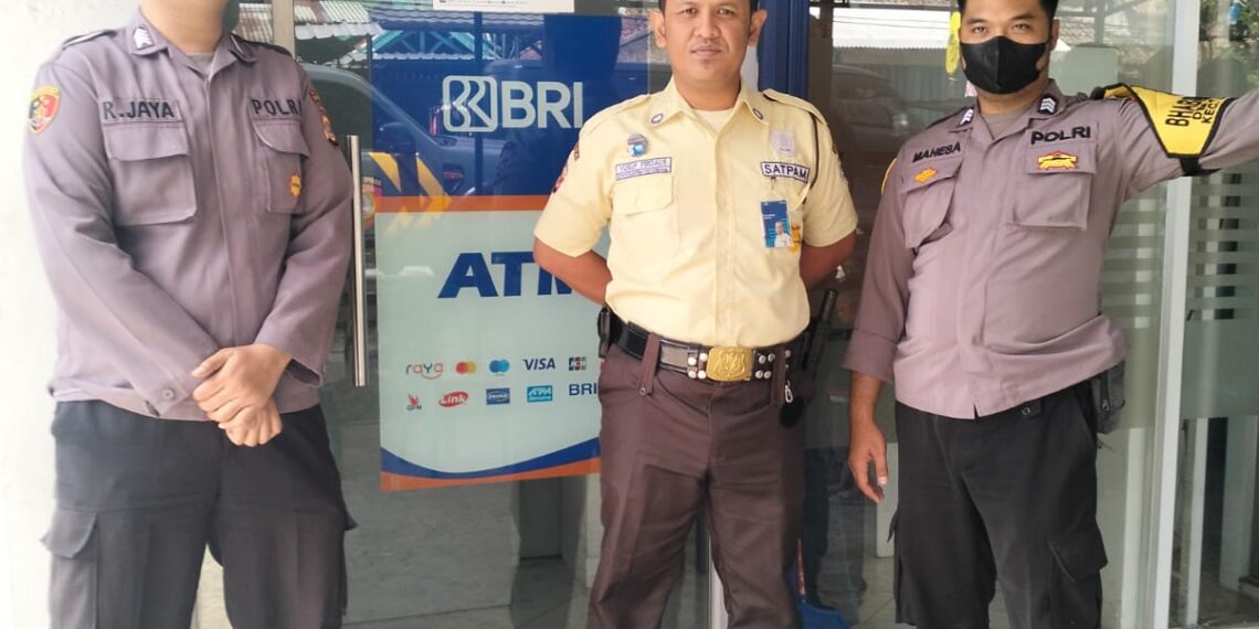 Dekatkan Polisi Dengan Masyarakat, Anggota Polsek Sukalarang Lakukan Patroli Dialogis