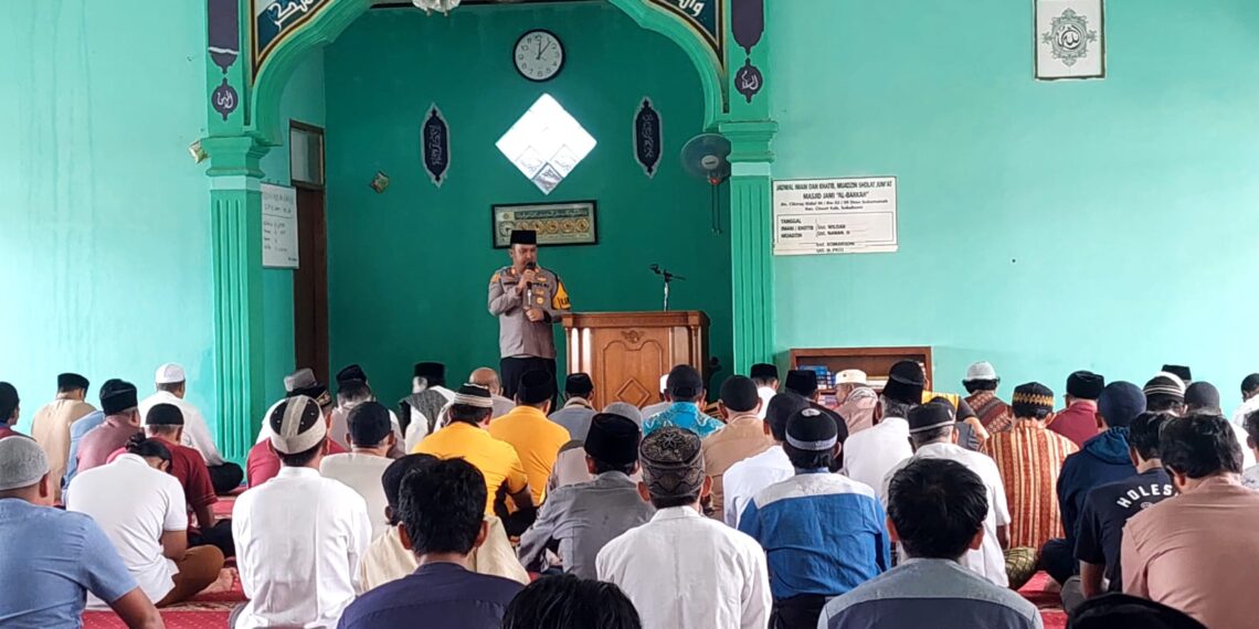 Jalin silaturahmi dengan warga,Kapolsek Cisaat melaksnakan  salat Jum’at Keliling