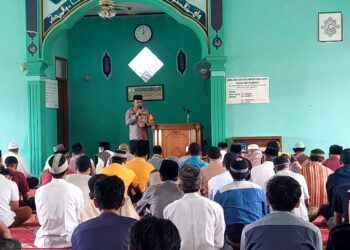 Jalin silaturahmi dengan warga,Kapolsek Cisaat melaksnakan  salat Jum’at Keliling
