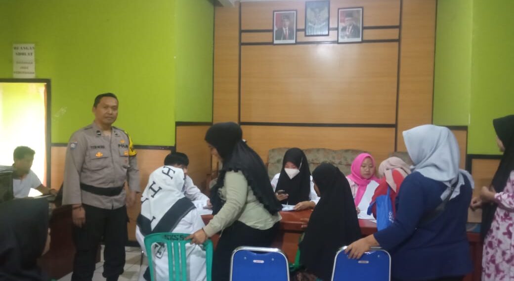 Sampaikan Warga Tetap Jaga Kamtibmas Bhabinkamtibmas Polsek Cisaat Monitoring Penyaluran Beras
