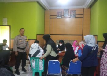 Sampaikan Warga Tetap Jaga Kamtibmas Bhabinkamtibmas Polsek Cisaat Monitoring Penyaluran Beras