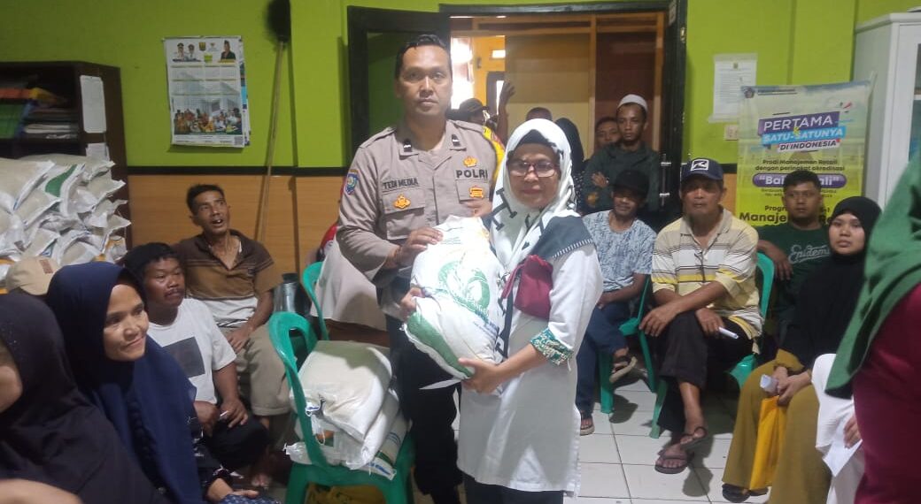 Monitoring Pneyaluran Beras Bhabinkamtibmas Polsek Cisaat Sampaikan Warga Tetap Jaga Kamtibmas