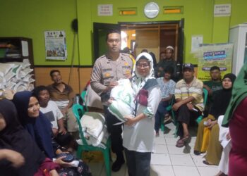 Monitoring Pneyaluran Beras Bhabinkamtibmas Polsek Cisaat Sampaikan Warga Tetap Jaga Kamtibmas