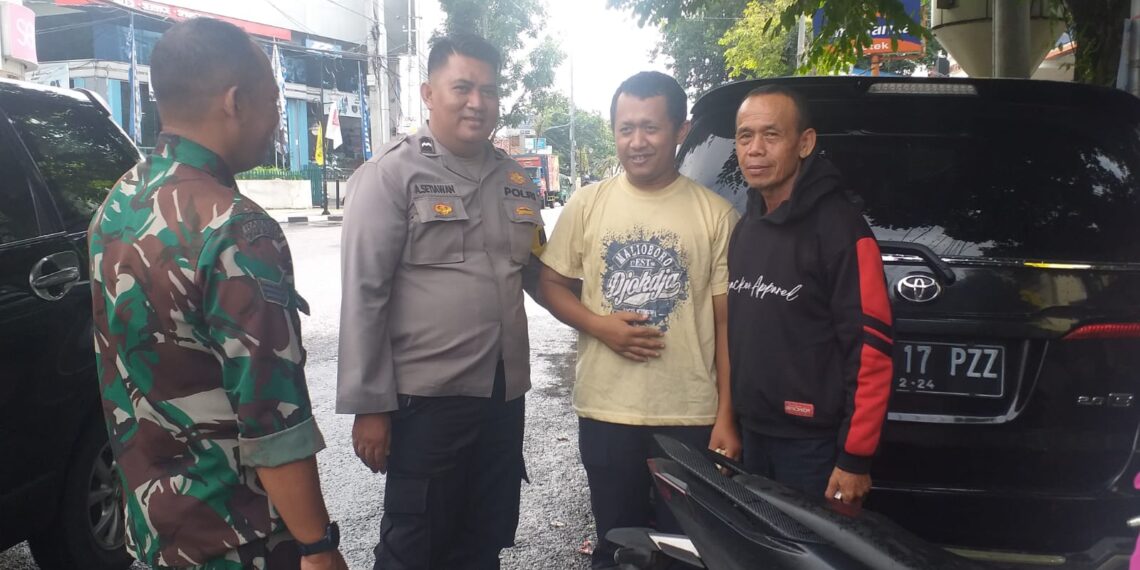 Sampaikan Imbauan Kamtibmas Anggota Bhabinkamtibmas Polsek Warudoyong Sambangi Warga