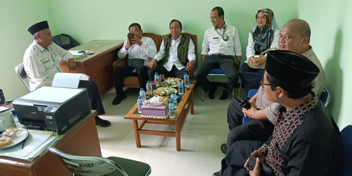 Dengarkan Masukan,Aduan masyrakat Polsek Cisaat gelar “Ngariung Sareng Kapolsek” .