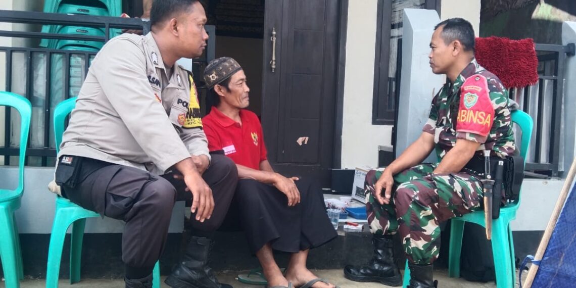 Sambangi Warga Untuk Tingkatkan Harkamtibmas Bhabinkamtibmas Bersinergi dengan Babinsa