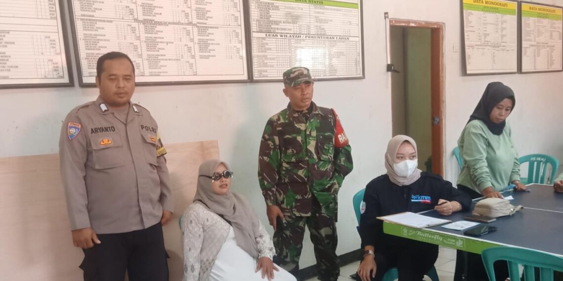 Pererat Silaturahmi, Senergitas TNI – Polri Bhabinkamtibmas Polsek Sukalarang Sambang Ke Kantor Desa Binaan