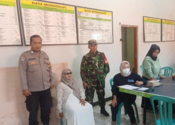 Pererat Silaturahmi, Senergitas TNI – Polri Bhabinkamtibmas Polsek Sukalarang Sambang Ke Kantor Desa Binaan