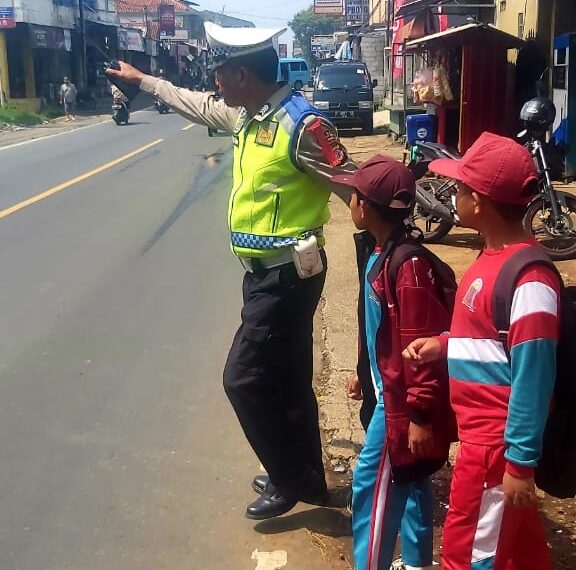 Aksi Humanis Anggota Polsek Sukalarang Bantu Siswa Sekolah Menyebrang Usai Pulang Sekolah