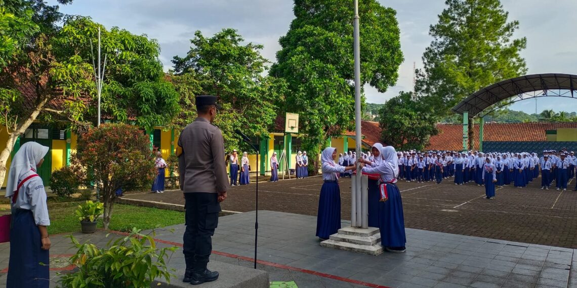Jadi Pembina Upacara Bendera di SMPN 8 Kota Sukabumi Kapolsek Citamiang Cegah Kenakalan Remaja