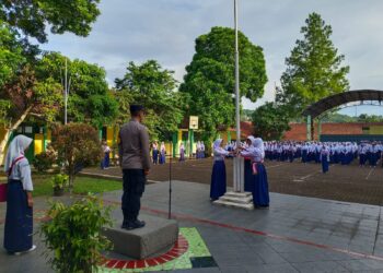 Jadi Pembina Upacara Bendera di SMPN 8 Kota Sukabumi Kapolsek Citamiang Cegah Kenakalan Remaja