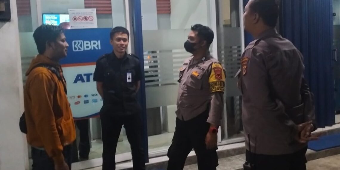 Polisi Polsek Sukalarang Patroli Malam Hari Kontrol ATM BRI Cegah Kejahatan Perbankan