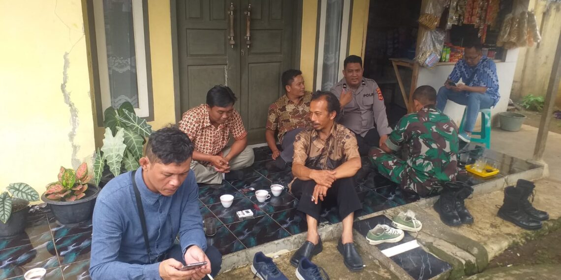 Sampaikan Imbauan Kamtibmas Anggota Bhabinkamtibmas Polsek Warudoyong Sambangi Warga